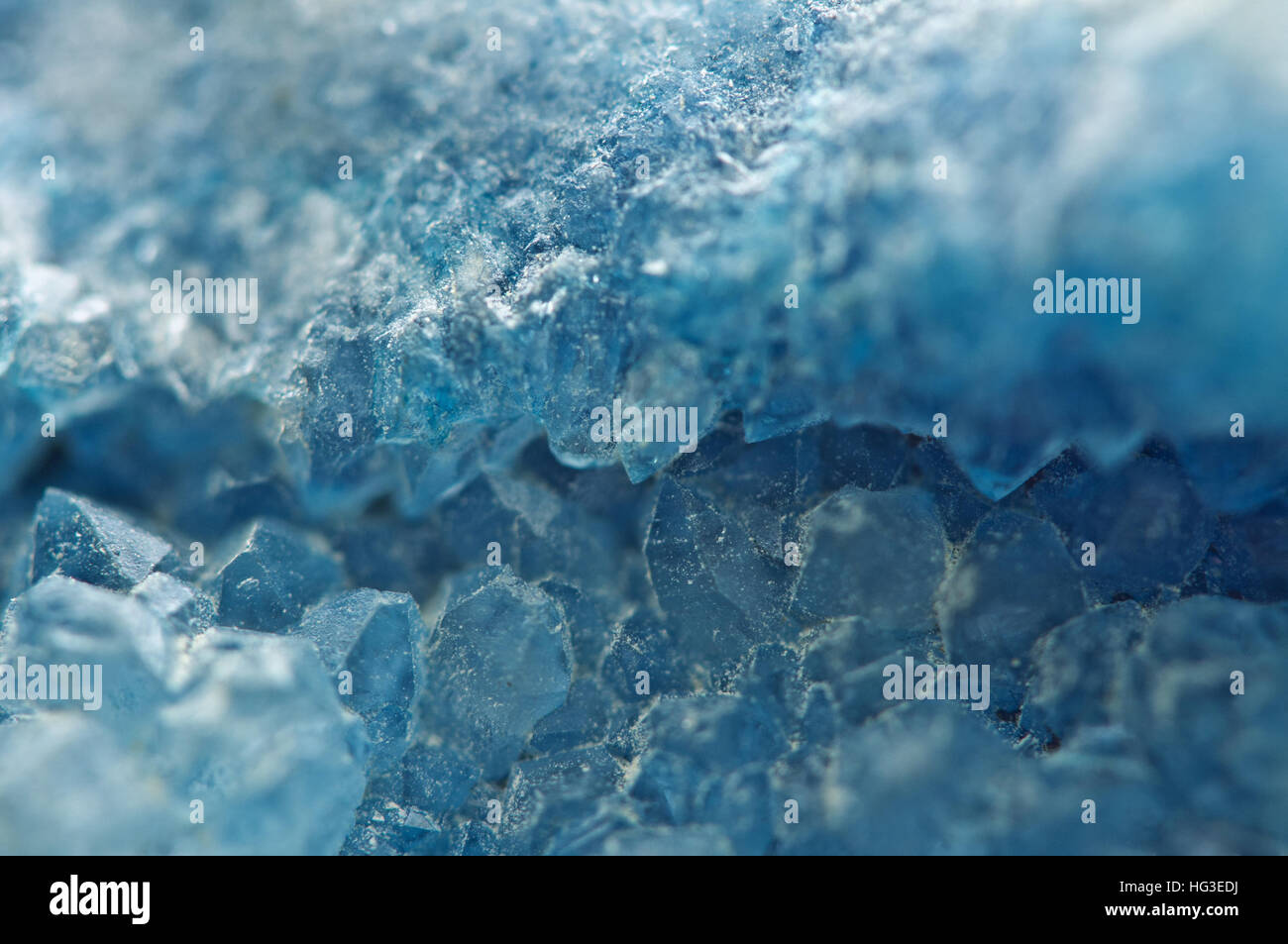 Agata è una varietà cryptocrystalline del cristallo di quarzo. Tessitura Macro acquamarina cristalli. Foto Stock