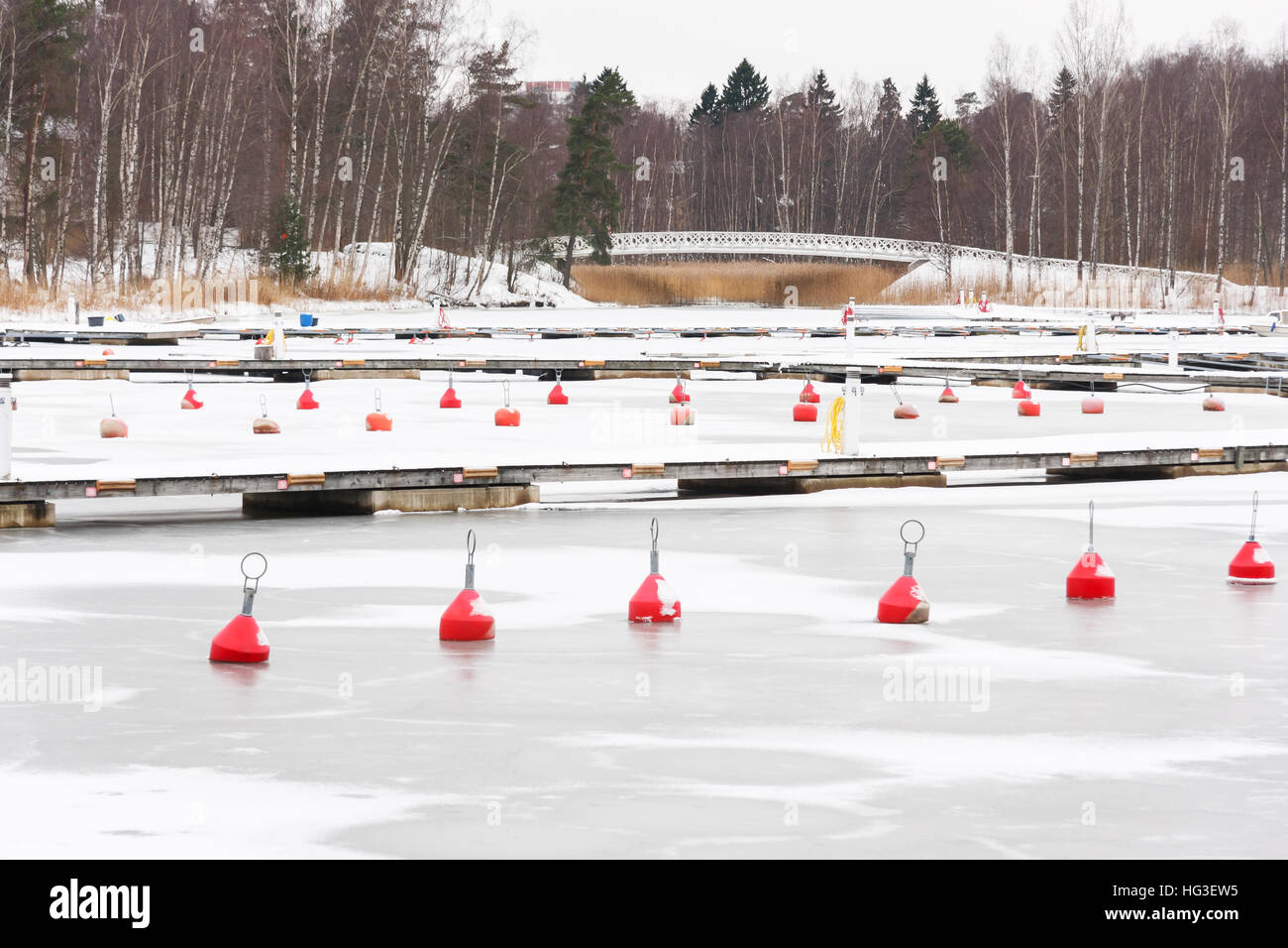 Molti rossi marine boe in acqua congelata in porto in inverno Foto Stock