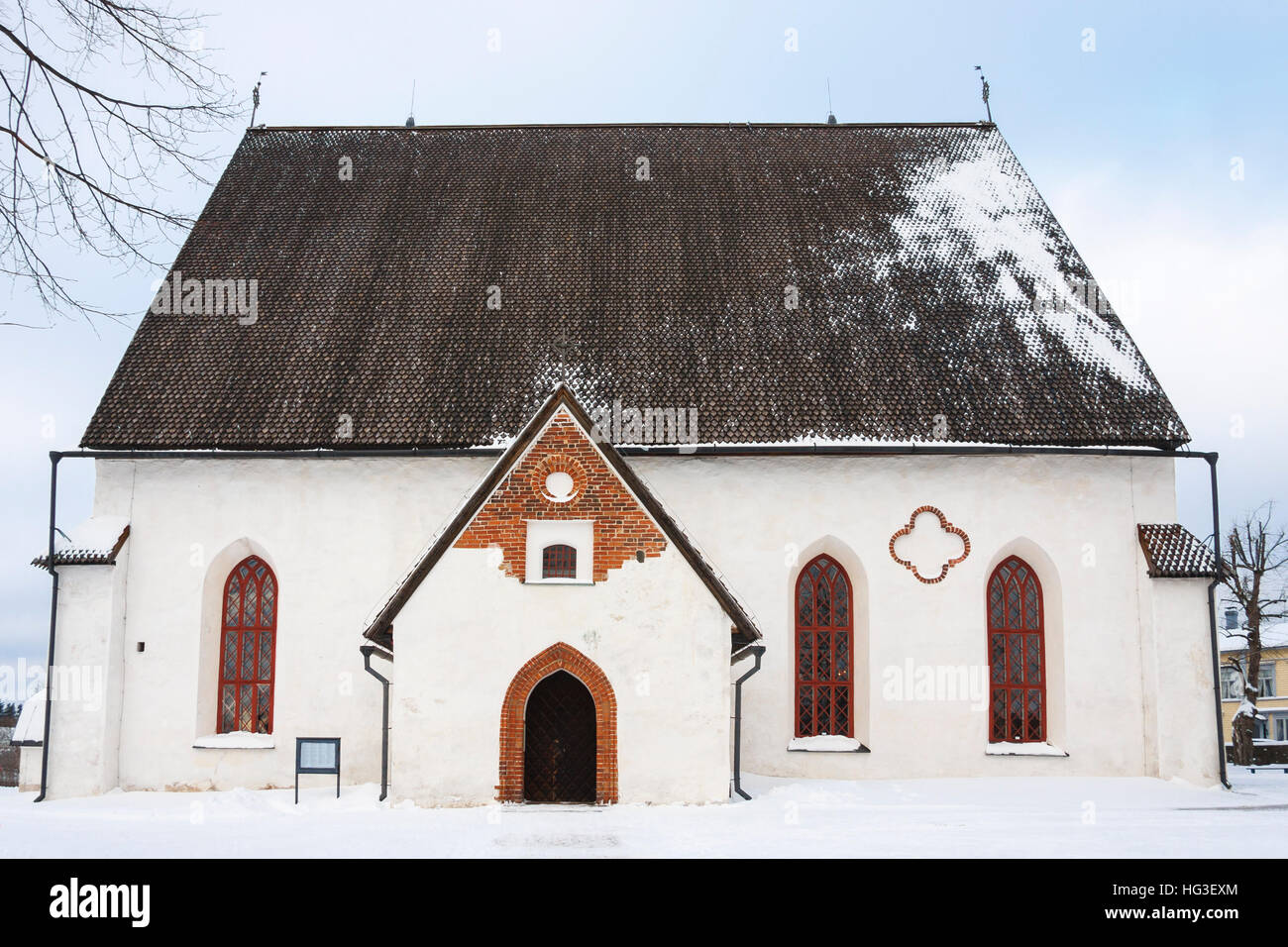 Piccola antica chiesa bianca nella città vecchia di Porvoo, Finlandia in inverno nevoso giorno Foto Stock