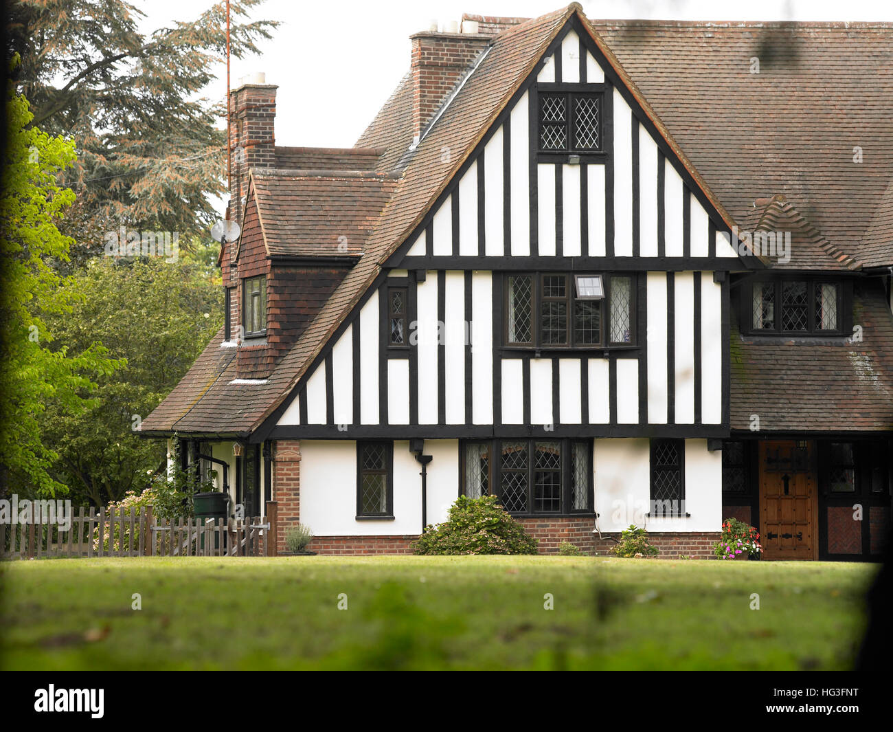 In stile Tudor House esterno Foto Stock