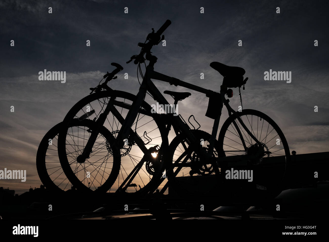 Bike stagliano contro un cielo scuro Foto Stock