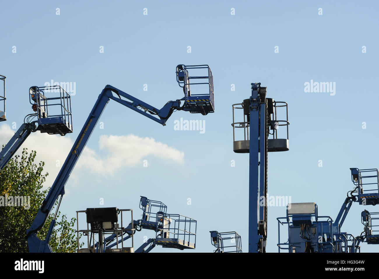 Selettori di ciliegia contro un cielo blu Foto Stock