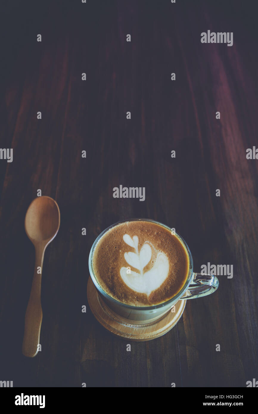 Tazza di caffè con latte art su tavola Foto Stock
