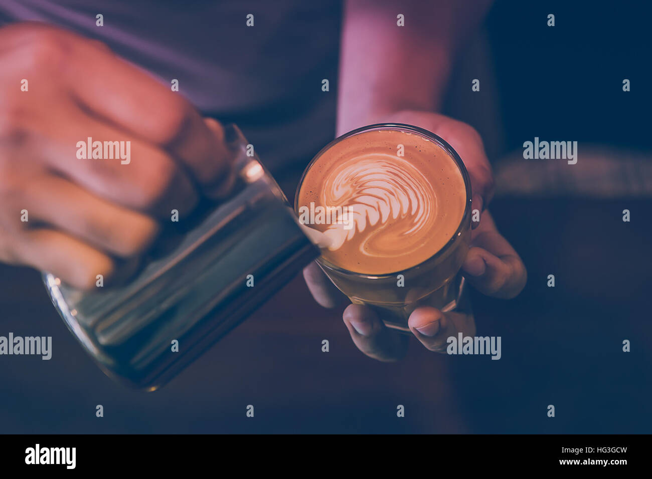 Messa a fuoco selettiva latte art caffè tehcnician rosetta dal barista Foto Stock