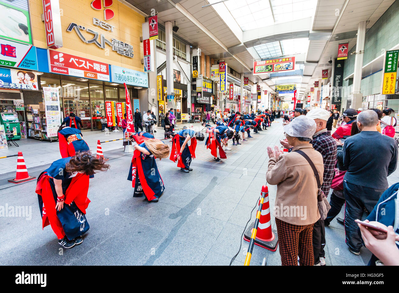 Giappone Kumamoto. Yosakoi Hinokuni festival. Donne Squadra di ballo in linea inchinandosi al pubblico dopo la performance in una galleria di negozi. Foto Stock