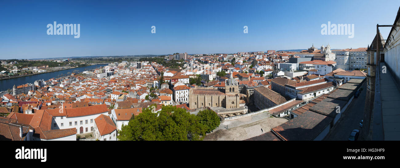 Il Portogallo, Europa: lo skyline di Coimbra con vista dei tetti rossi e i palazzi della città vecchia visto dalla collina universitaria Foto Stock