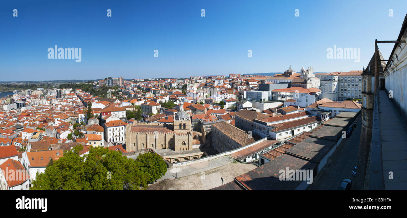 Il Portogallo, Europa: lo skyline di Coimbra con vista dei tetti rossi e i palazzi della città vecchia visto dalla collina universitaria Foto Stock