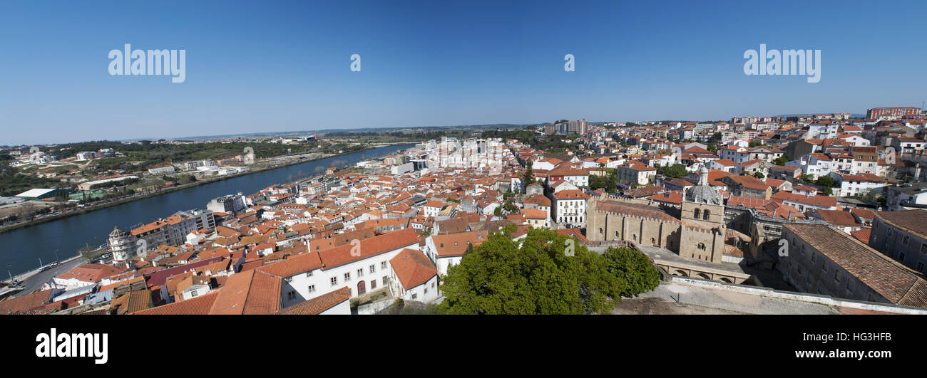 Il Portogallo, Europa: lo skyline di Coimbra con vista dei tetti rossi e i palazzi della città vecchia visto dalla collina universitaria Foto Stock