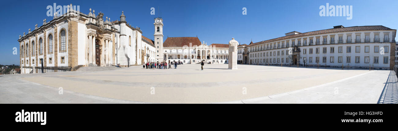 Portogallo: la piazza principale dell'Università di Coimbra, dal 1537 una delle università più antiche in funzionamento continuo in tutto il mondo Foto Stock