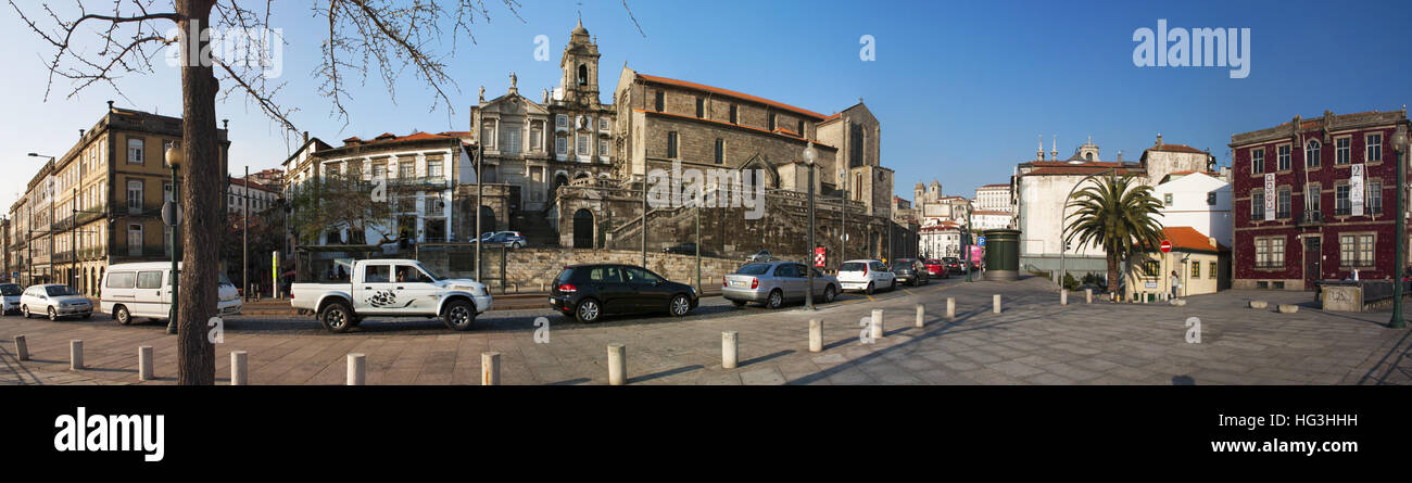Il Portogallo, Europa: lo skyline del Porto con vista panoramica dei palazzi della città vecchia Foto Stock
