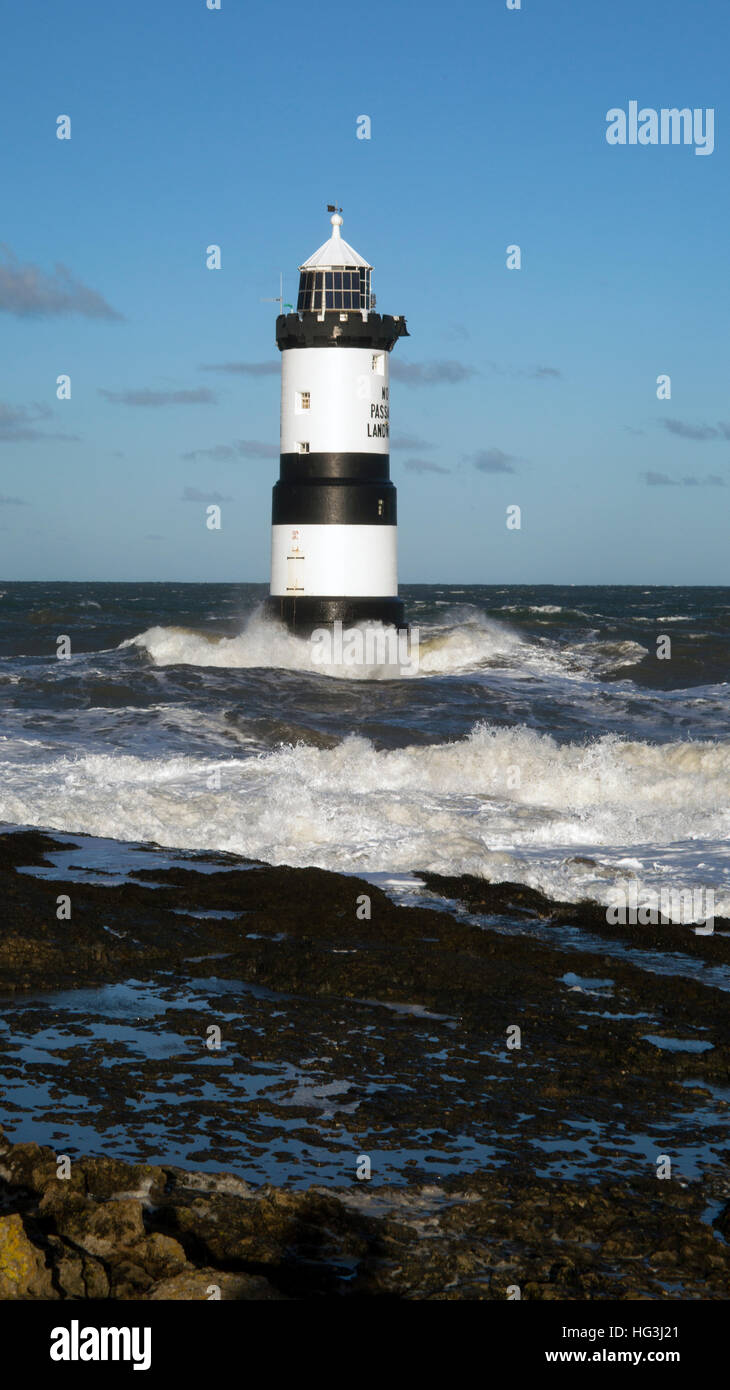 Trwyn Du Faro è un faro tra Dinmor Punto vicino Penmon Foto Stock