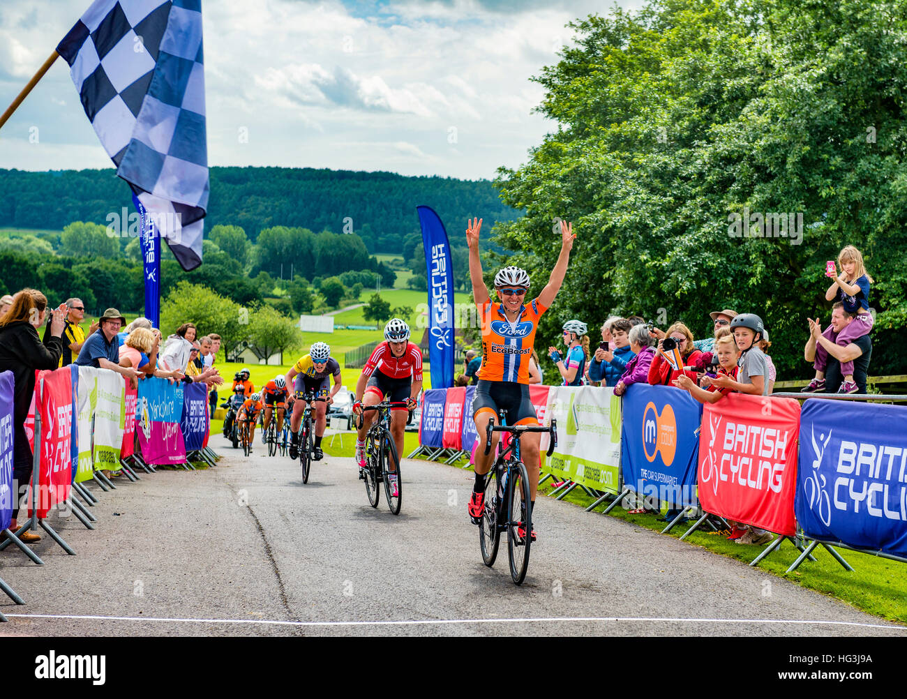 Nicola Juniper getta le mani in aria per festeggiare la conquista del Ryedale Grand Prix Foto Stock