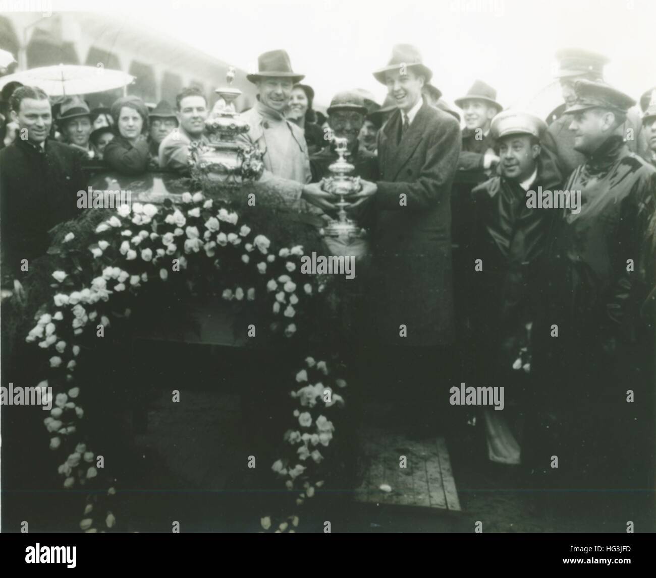 Presentazione dei vincitori del trofeo, 14 maggio 1938 preakness vinto da dauber. Robert e gestore, trainer alfred g. Vanderbilt, presidente di pimlico presentato il trofeo. foto di bert morgan Foto Stock