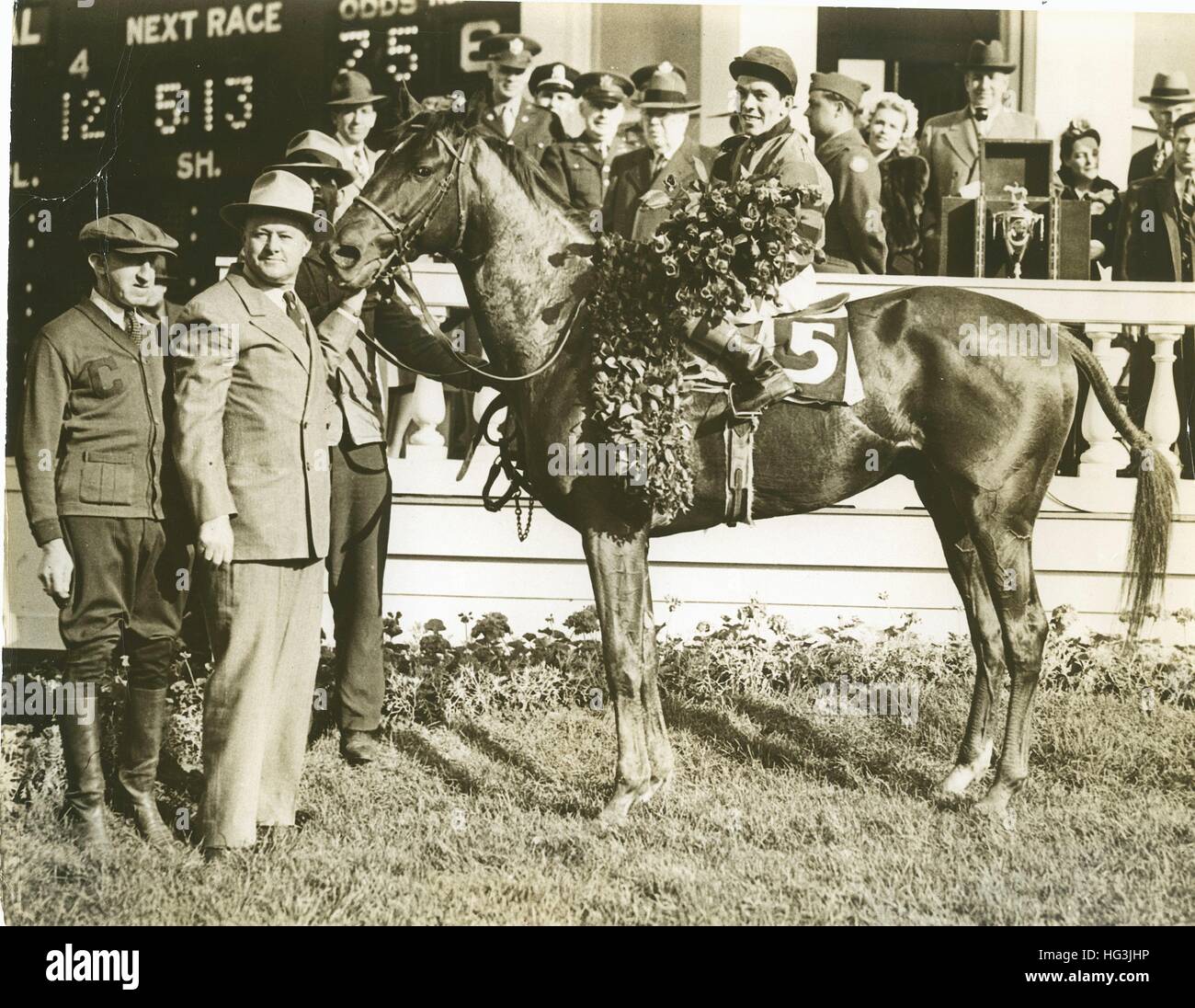 Malinconici, conn mccreary, vincitore del 1944 Kentucky Derby e il 1944 preakness. proprietà di calumet fattorie, ben jones trainer holding cavallo. foto di bert morgan Foto Stock