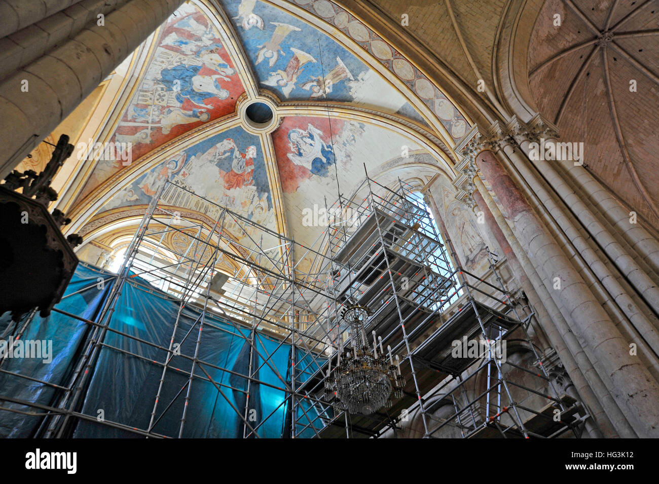 Ristrutturazione di interni a St-Pierre cattedrale Poitiers Francia Foto Stock