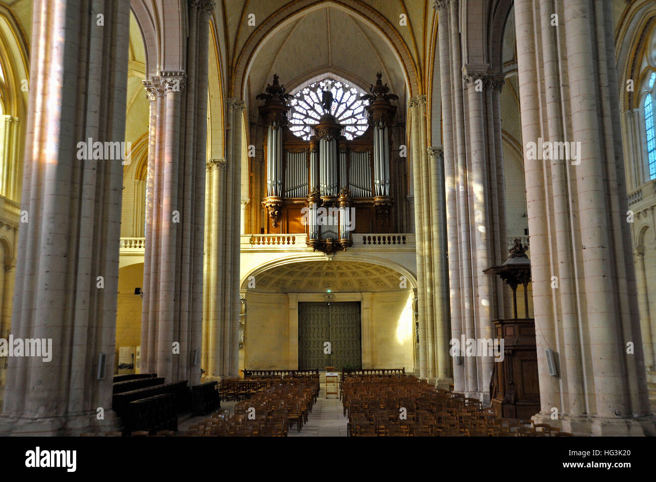 Interno della cattedrale St-Pierre Poitiers Francia Foto Stock