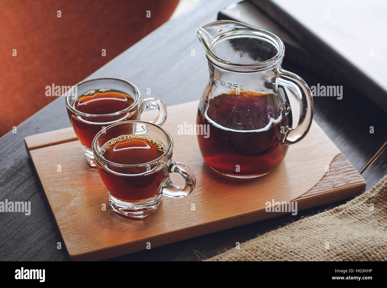 Un vaso e due bicchieri di caffè appena preparato Foto Stock