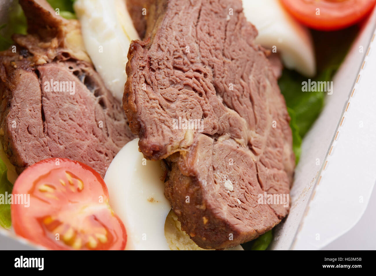 Cibo sano uovo bollito di carne e verdure fresche erbe aromatiche Foto Stock