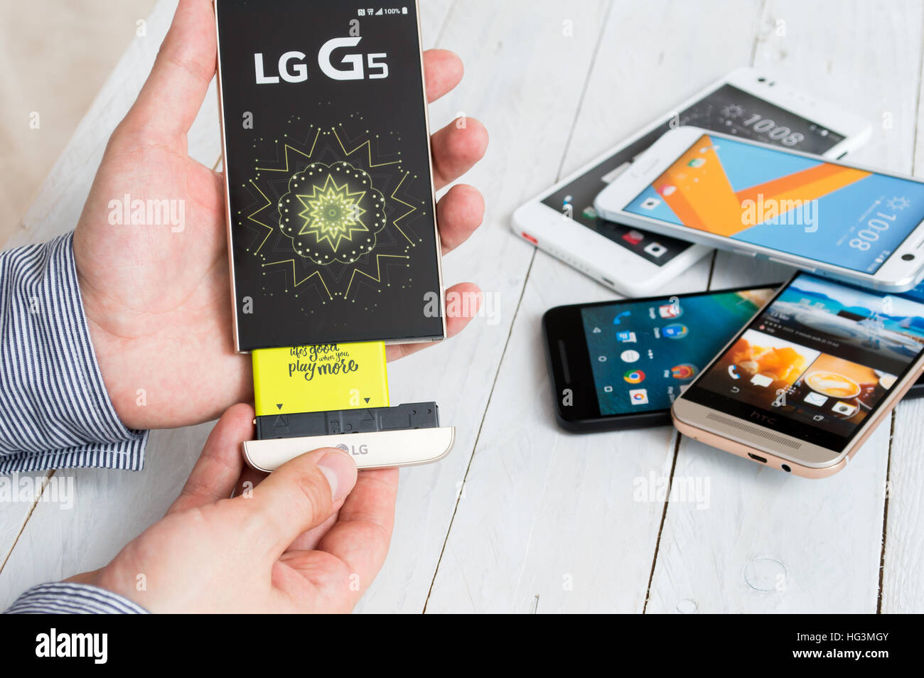 WROCLAW, Polonia- agosto 18th, 2016 : consulente professionale mostra nuovo progetto di LG G5 che è uno smartphone Android sviluppato da LG Electronics. G5 g Foto Stock