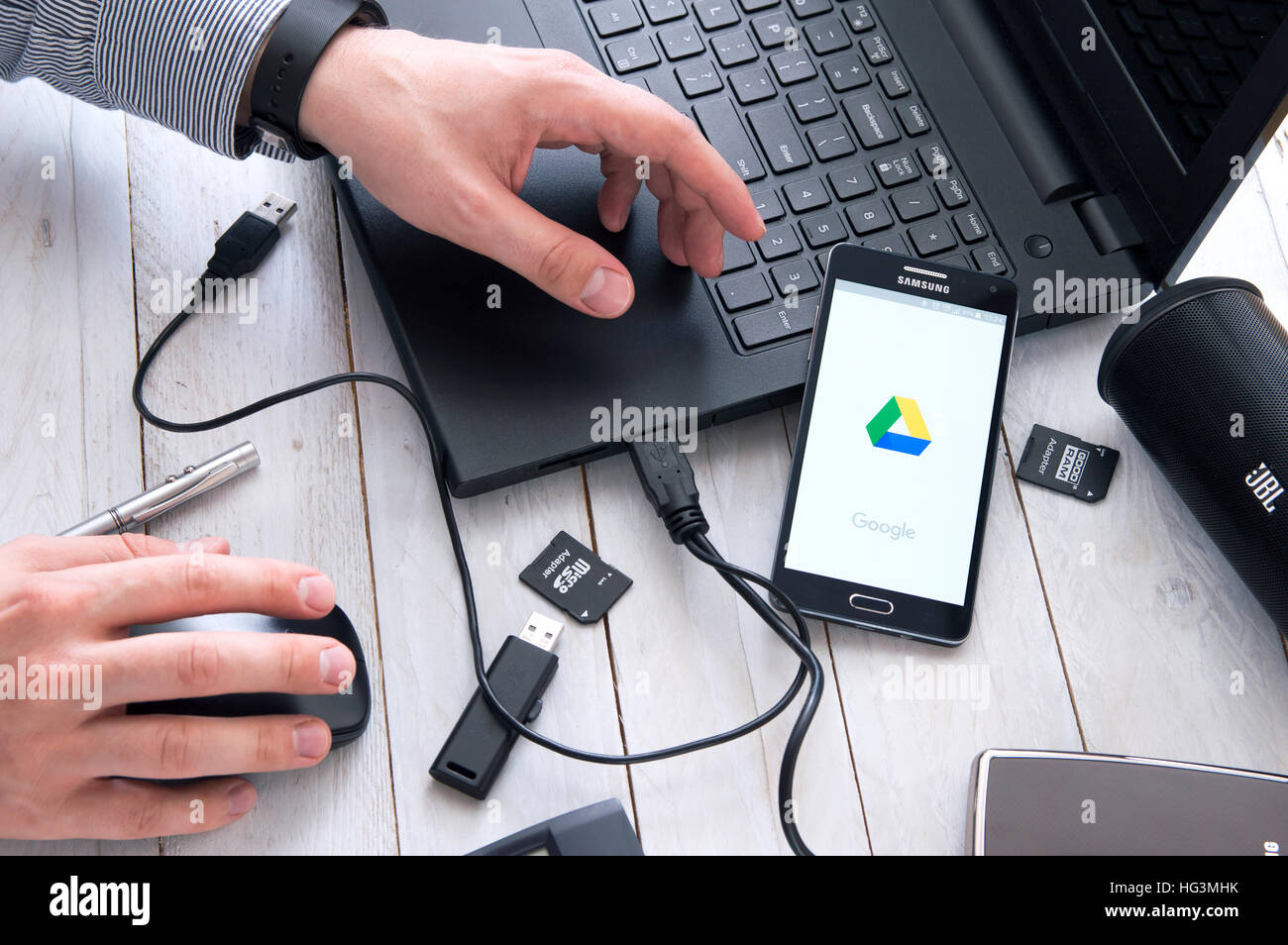 WROCLAW, Polonia- Ottobre 05th, 2016: uomo lancia Google Drive applicazione su Samsung A5. Google Drive è un file di archiviazione e il servizio di sincronizzazione Foto Stock
