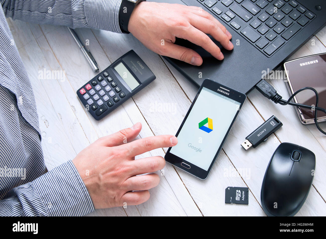 WROCLAW, Polonia- Ottobre 05th, 2016: uomo lancia Google Drive applicazione su Samsung A5. Google Drive è un file di archiviazione e il servizio di sincronizzazione Foto Stock