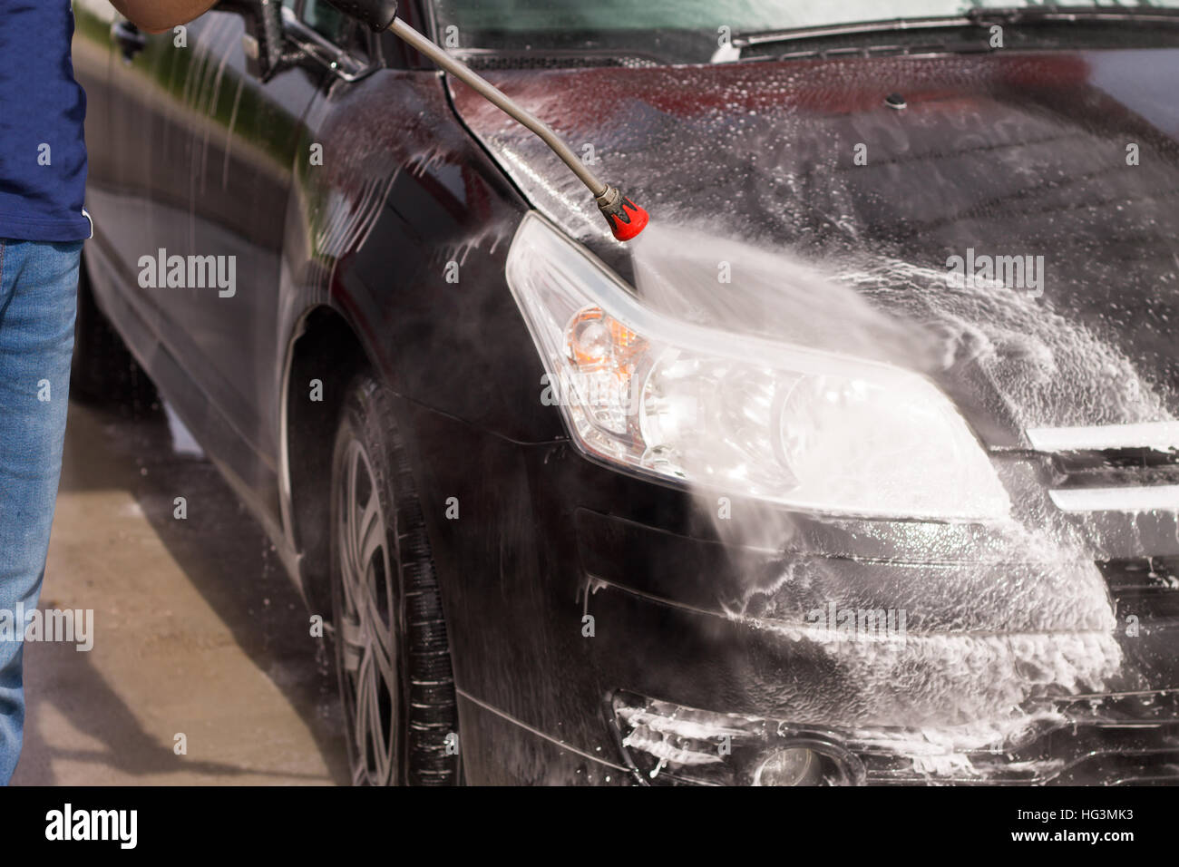 Il lavaggio delle auto presso il autolavaggi Foto Stock