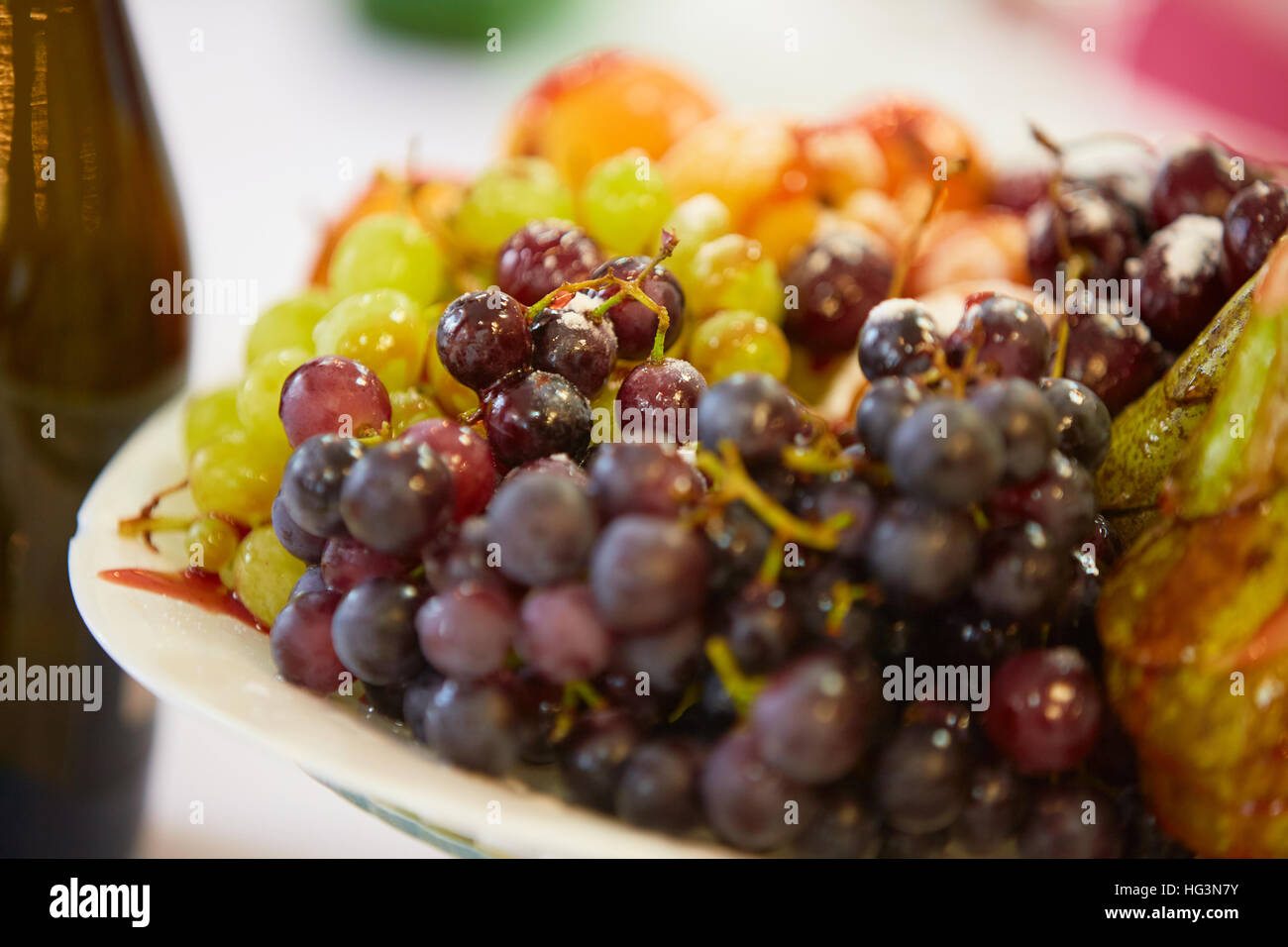 Gustoso frutto su una piastra con le pere, uva albicocche Foto Stock