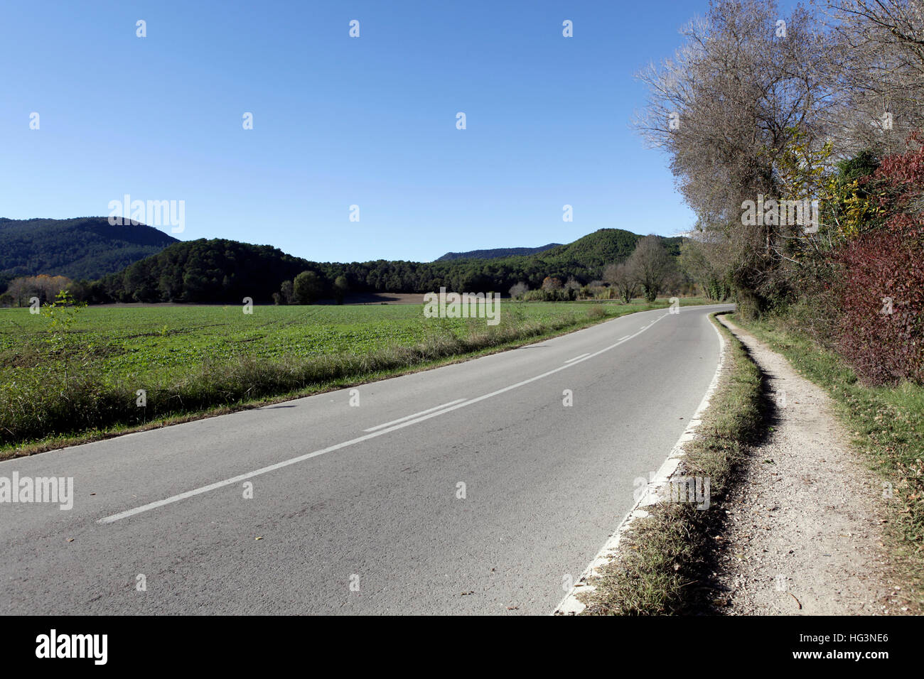 Empty road vicino a Banyoles, Girona, Catalogna, Spagna. Foto Stock