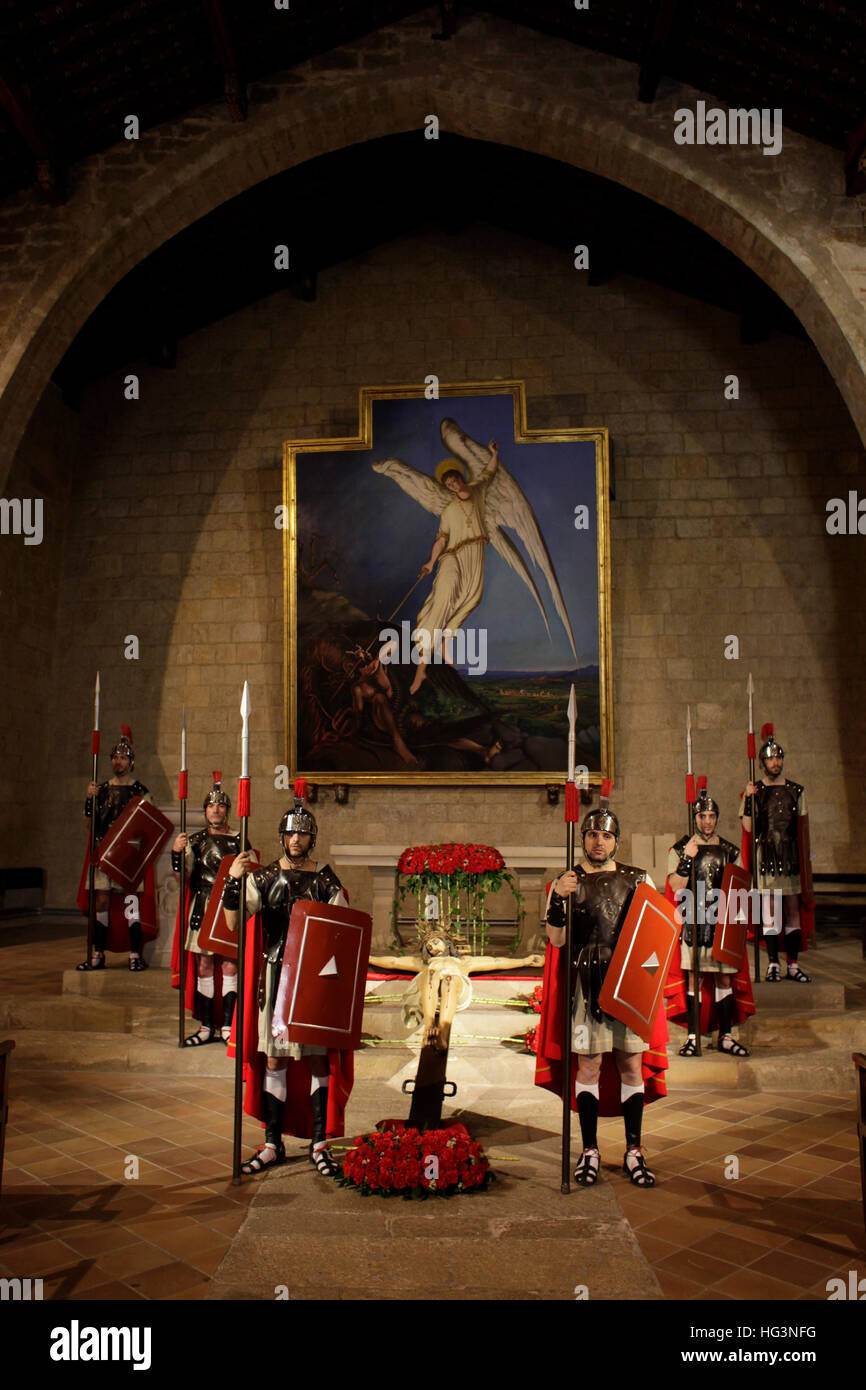 I Romani a guardia del corpo di Gesù Cristo in croce durante le processioni di Pasqua, nella chiesa di Sant Miquel, Montblanc. Foto Stock