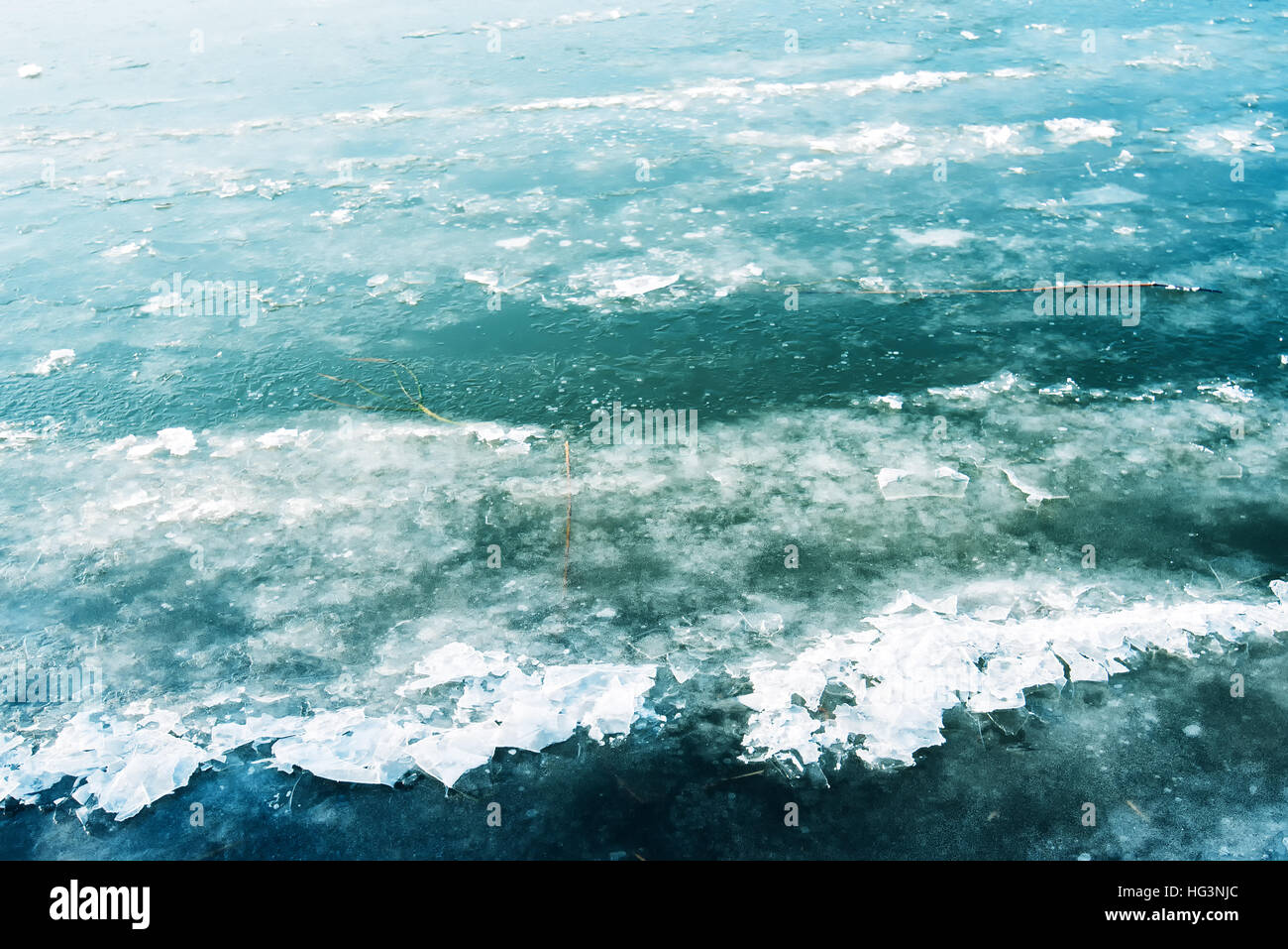 Ghiaccio sul fiume congelato superficie di acqua, stagione invernale sfondo astratto Foto Stock