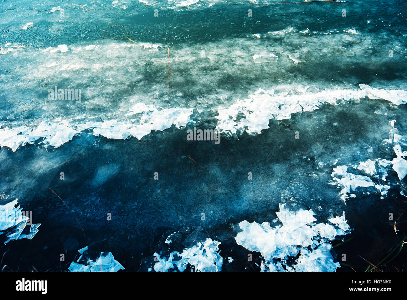 Ghiaccio sul fiume congelato superficie di acqua, stagione invernale sfondo astratto Foto Stock