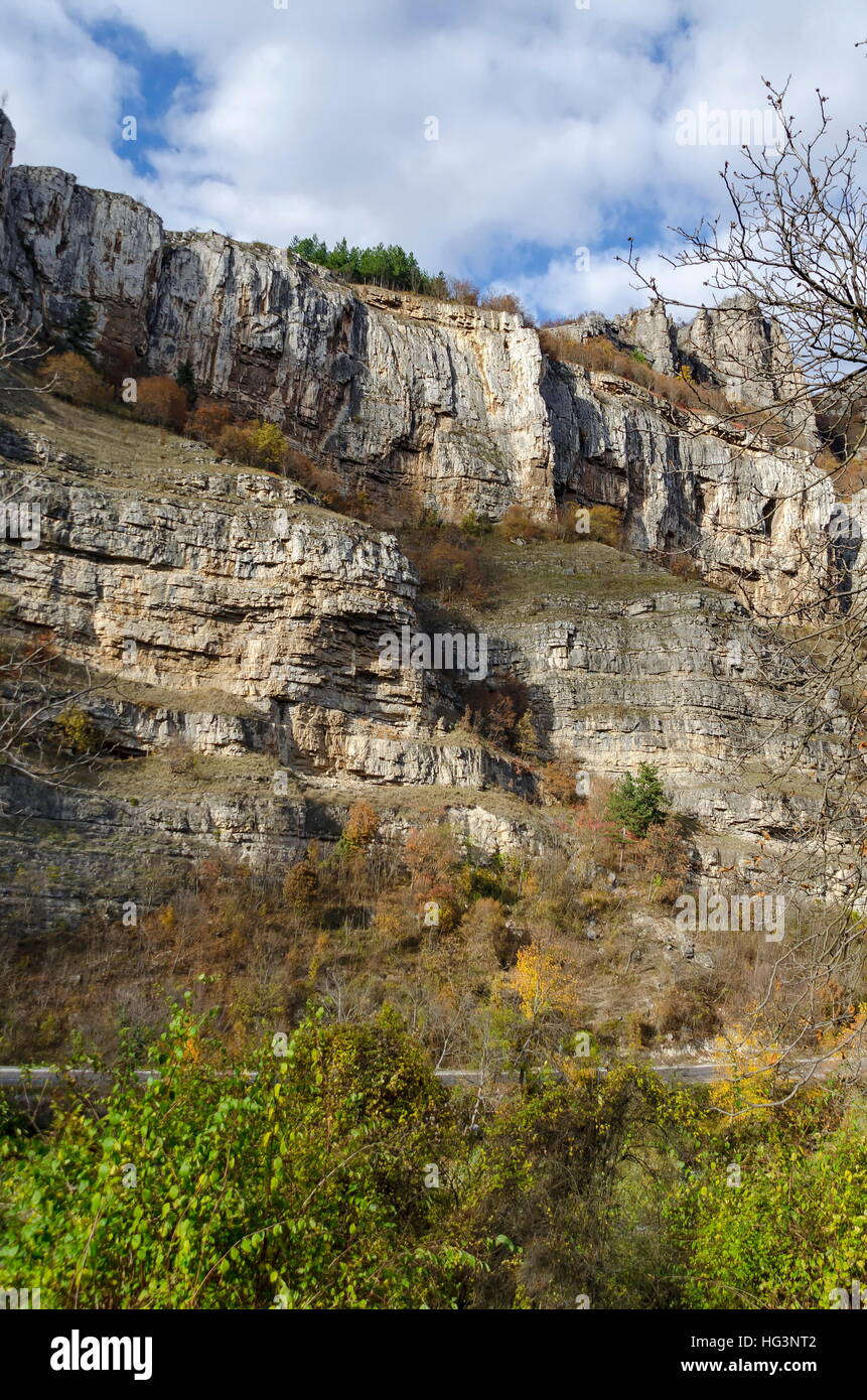 Magnifica Lakatnik rocce in piena altezza e strada, Iskar river contaminano, provincia di Sofia, Bulgaria Foto Stock