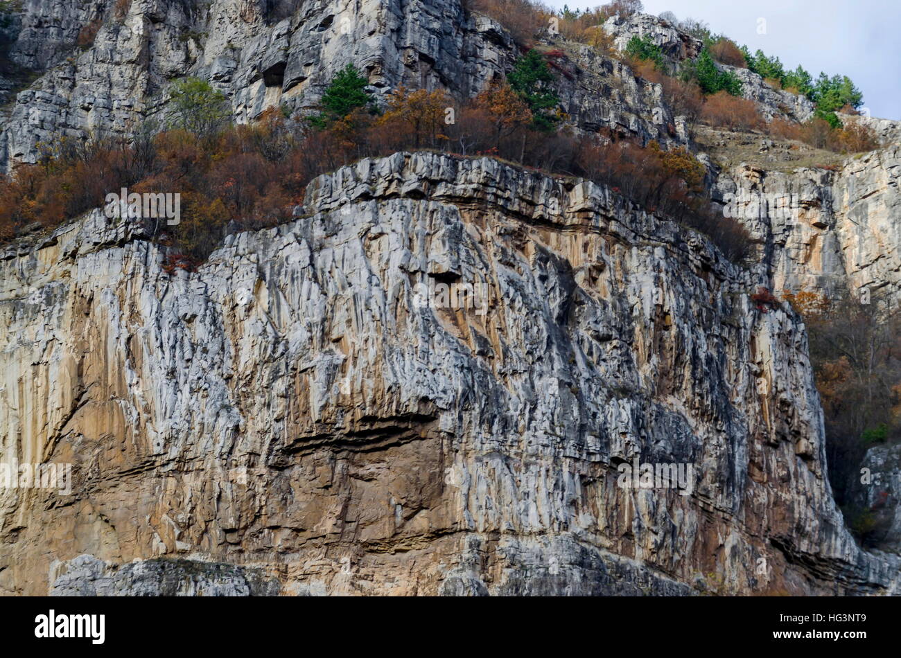 Magnifica Lakatnik rocce in piena altezza, Iskar river contaminano, provincia di Sofia, Bulgaria Foto Stock