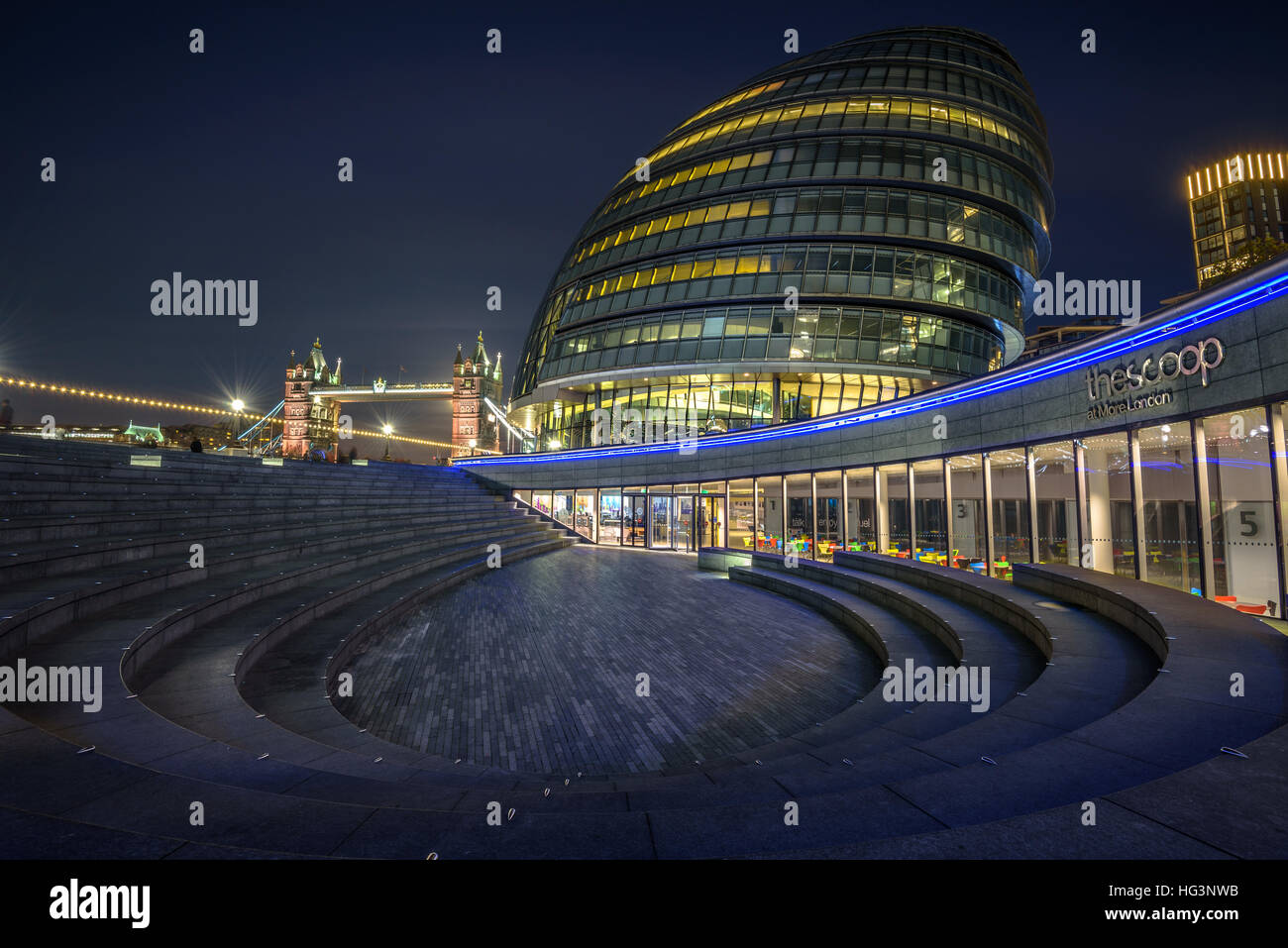 Il convogliatore in più di Londra. Sullo sfondo il Municipio e il Tower Bridge. Foto Stock