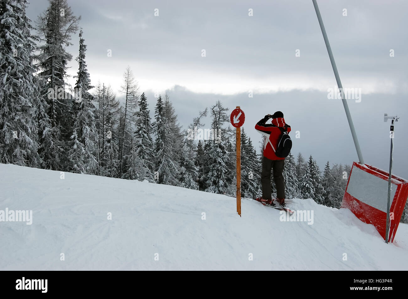 Sciatore sulla collina guardando in lontananza nelle montagne degli Alti Tatra, Slovacchia. Foto Stock