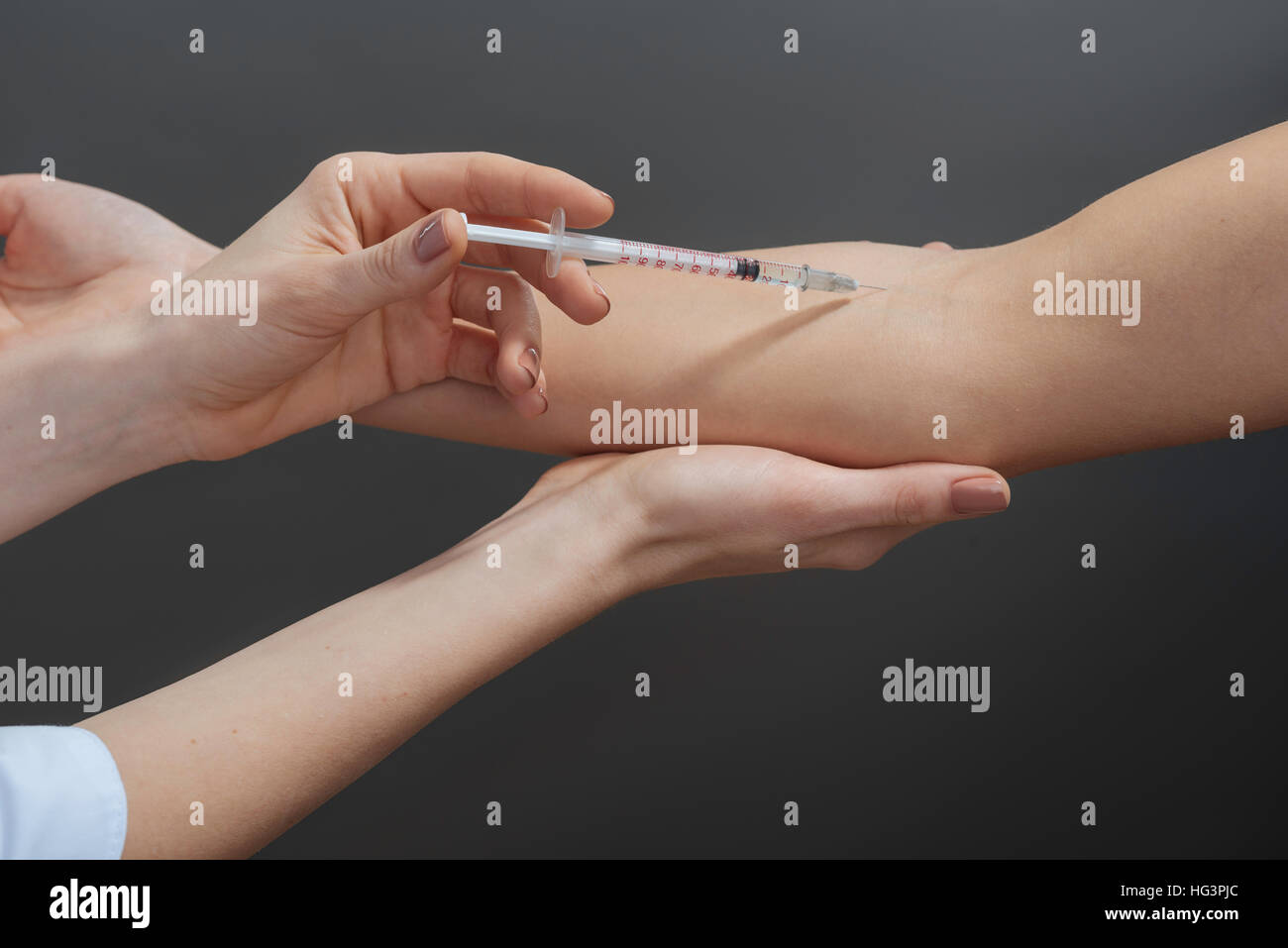 Close up medici mani facendo una vaccinazione Foto Stock