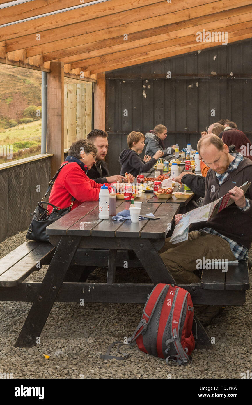 I turisti di mangiare aragosta fresca sulla isola di Skye presso il capannone di ostriche, Carbost, Scotland, Regno Unito Foto Stock