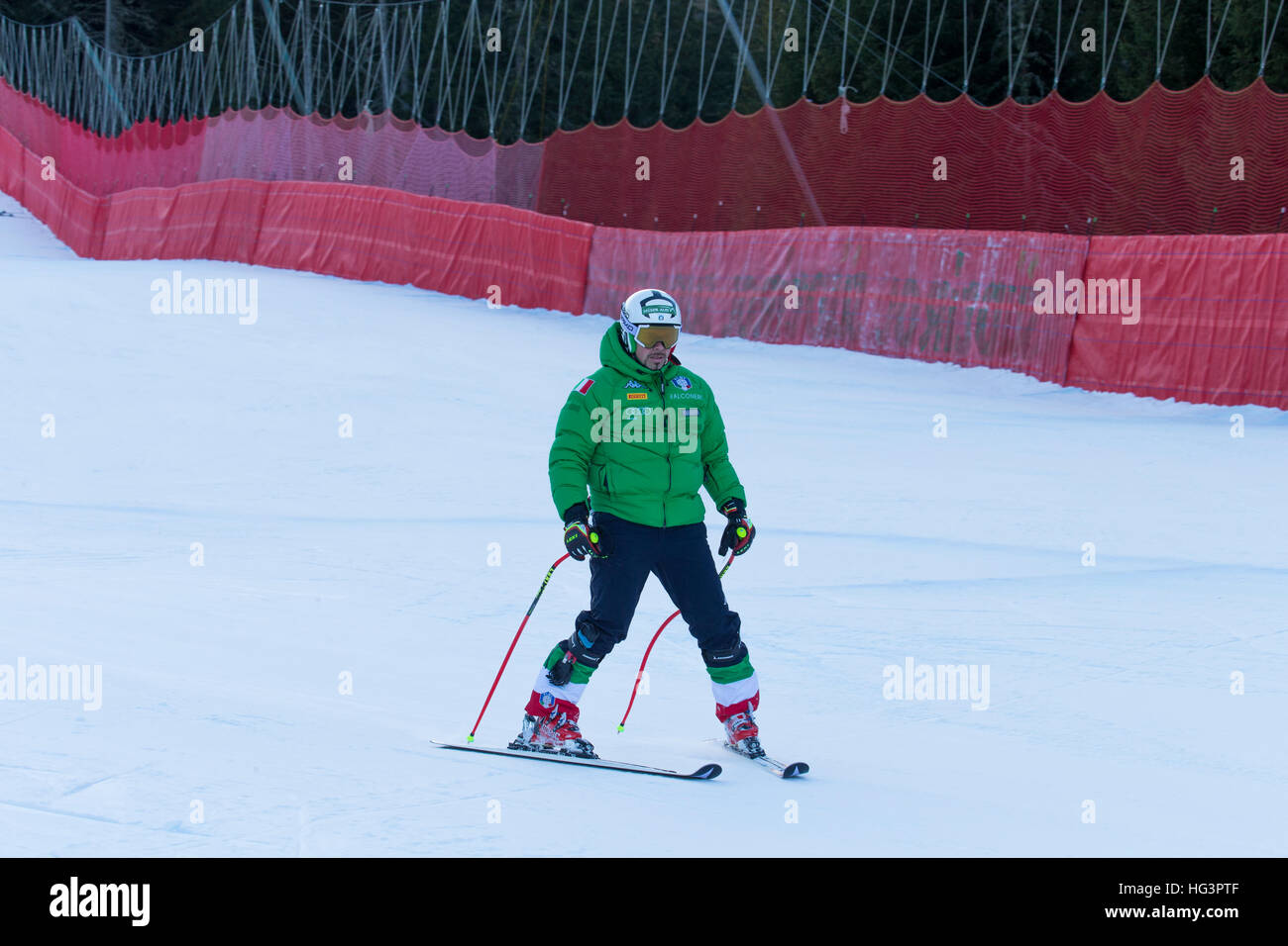 La Val Gardena, Italia 17 dicembre 2016. Peter Fill dell'Italia durante il pre gara ispezione della Saslong corso per l'Audi FIS Coppa del Mondo di Sci Alpino di me Foto Stock