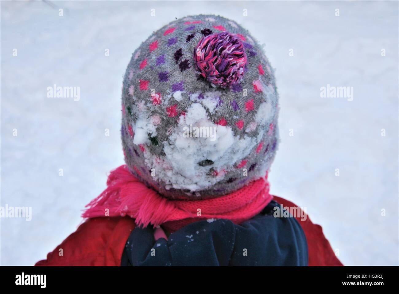 Neve giocando: colorato Cappello invernale del bambino Foto Stock