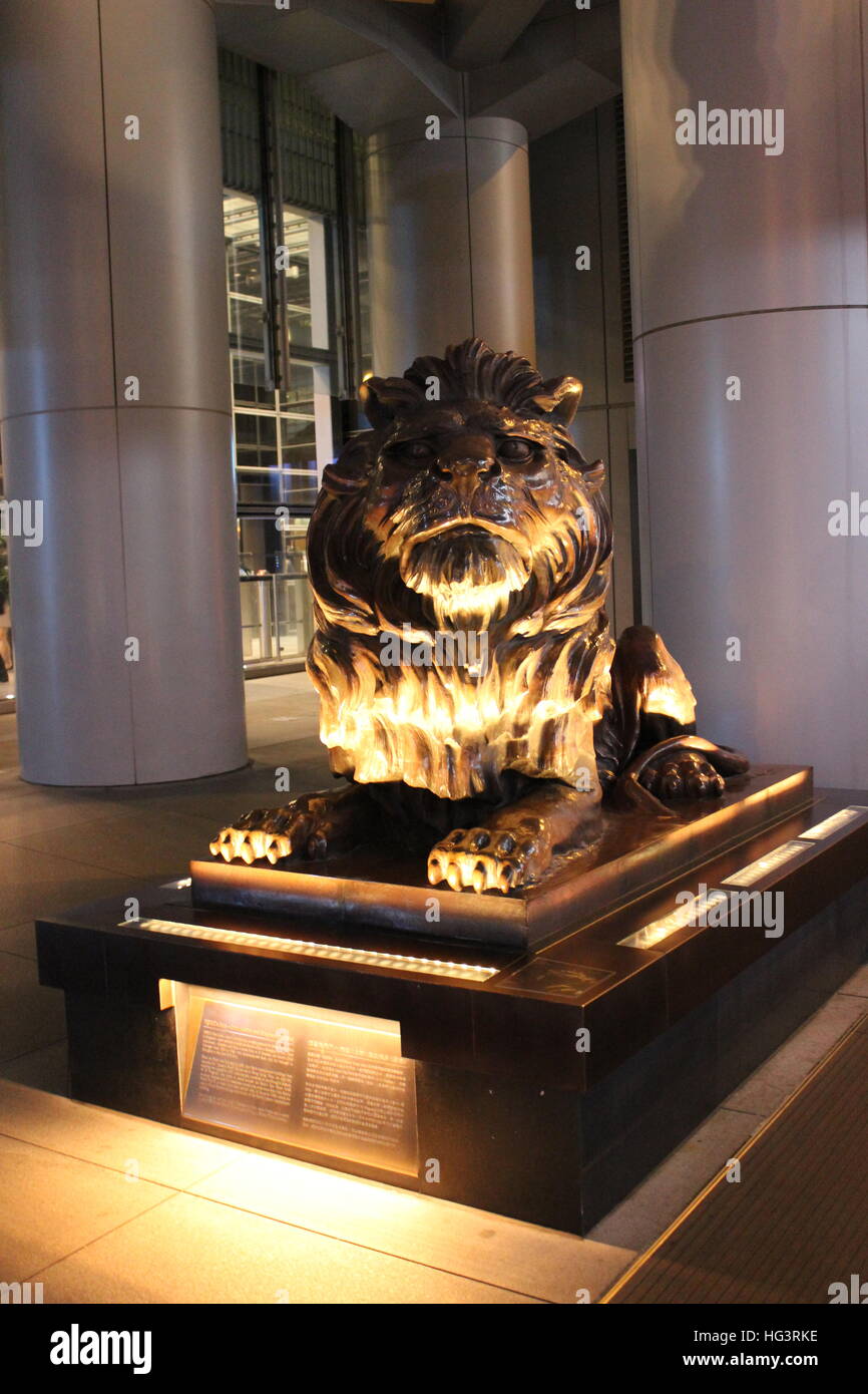 Una statua di Lion al di fuori di un edificio per uffici nel centro di Hong Kong, Cina, Asia Foto Stock