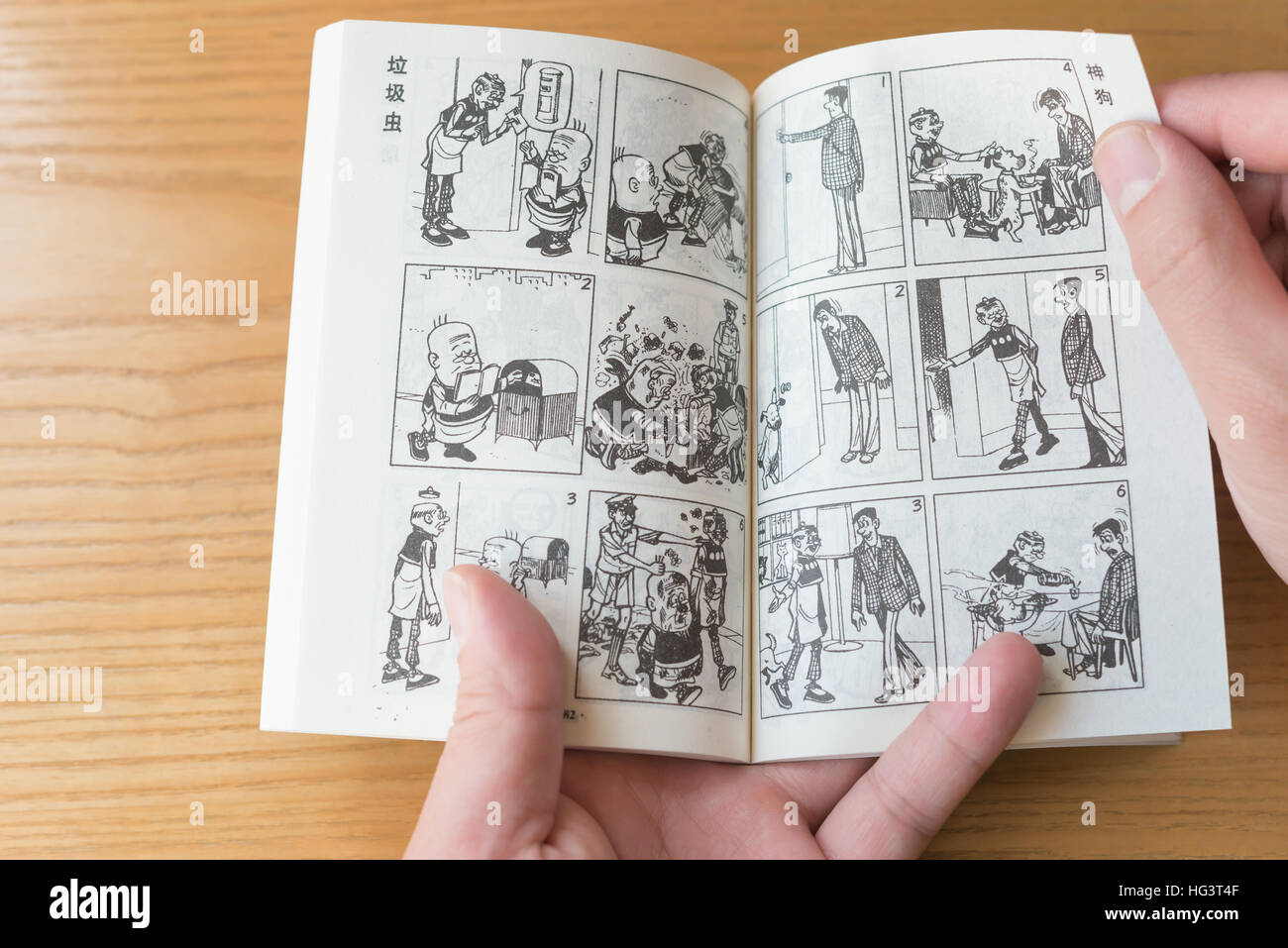 ZhongShan China-January 4:l'uomo la lettura di un libro a fumetti denominate old master Q il 4 gennaio 2017.Old master Q è un popolare Hong Kong Fumetto creato da Alfonso W Foto Stock