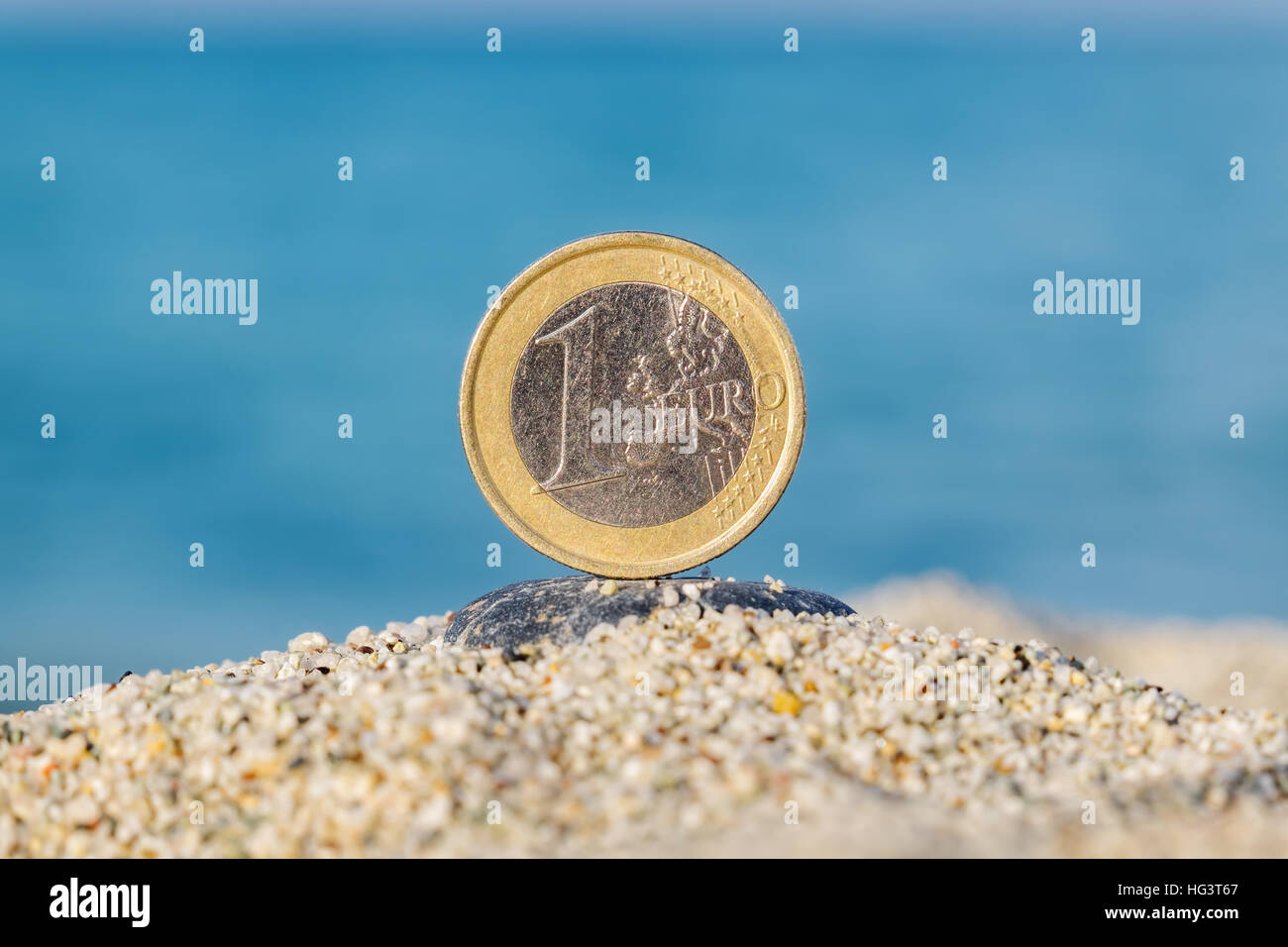 Euro moneta nella sabbia Foto Stock