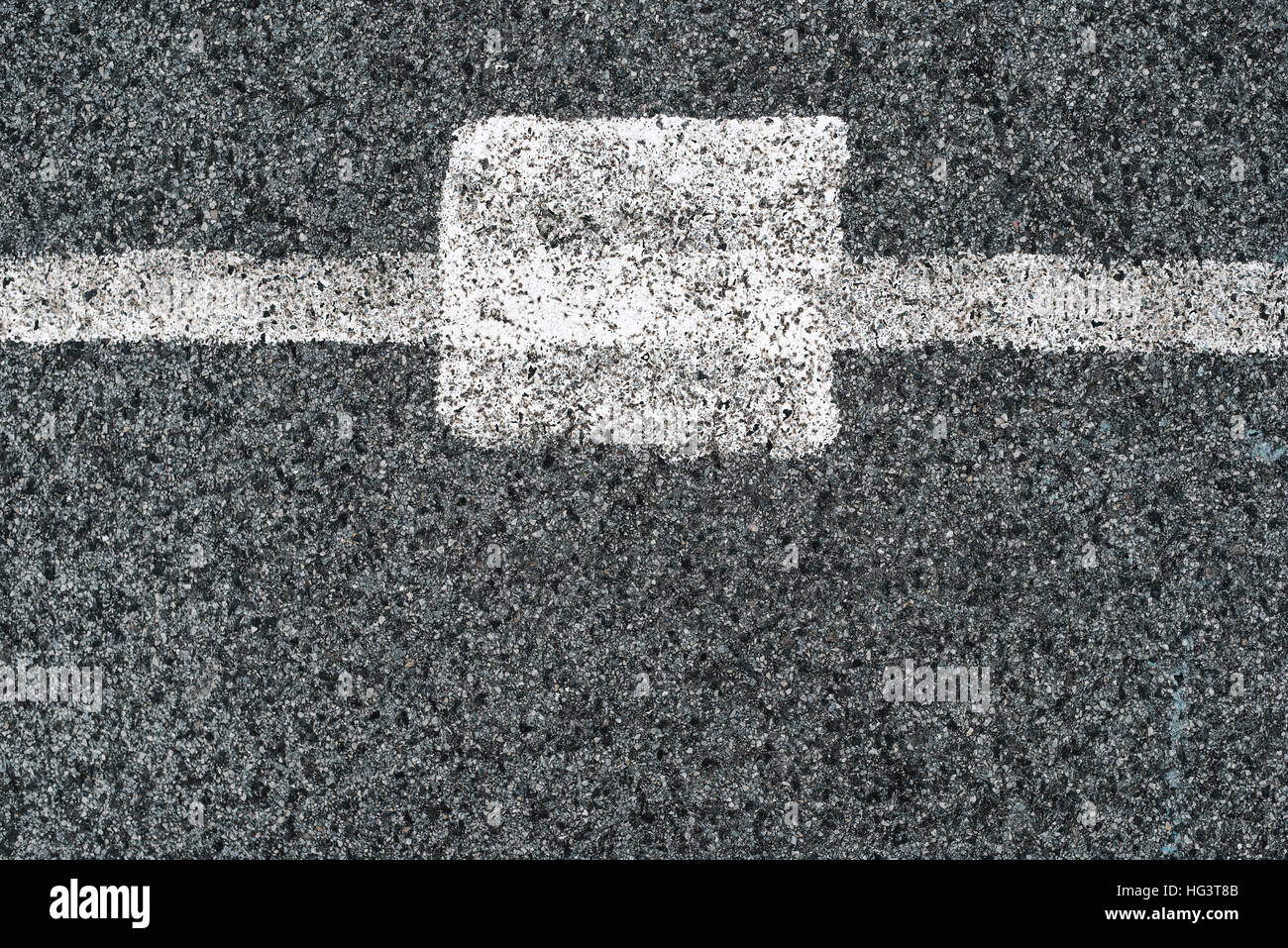 La linea bianca e asfalto come semplice configurazione di sfondo, urban texture di superficie da utilizzare per il design minimalista elemento Foto Stock
