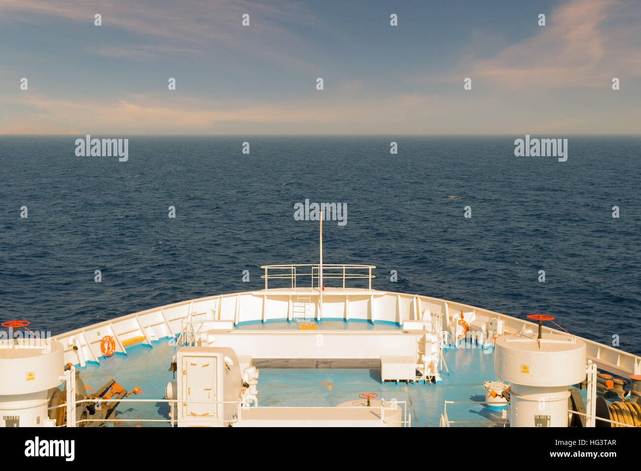Parte anteriore di un ferry boat contro il cielo mentre si è in viaggio. Foto Stock