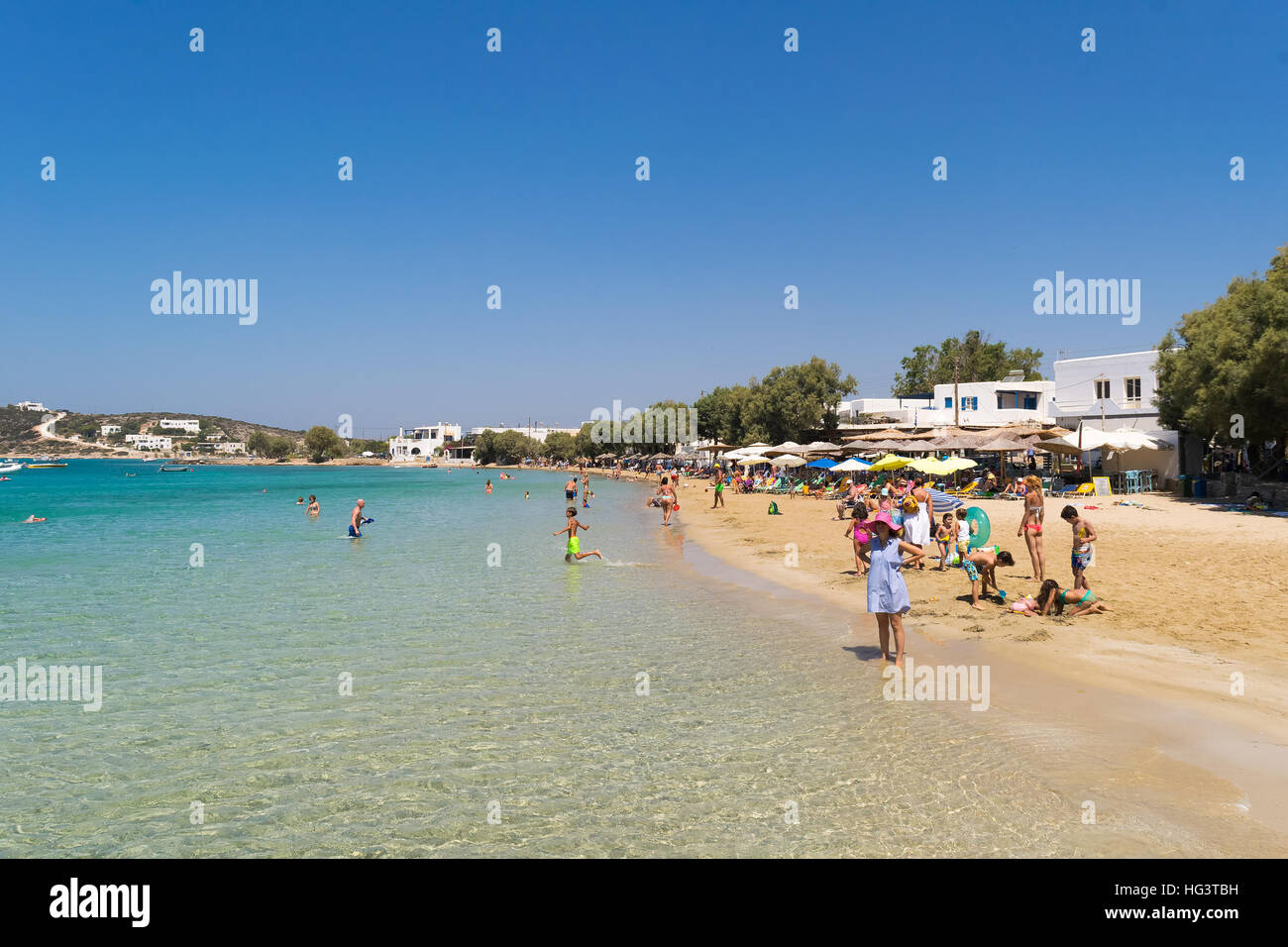 Paros Grecia 1 agosto 2016. Turisti e gente locale godendo le loro vacanze estive in spiaggia Alyki nell isola di Paros in Grecia. Foto Stock