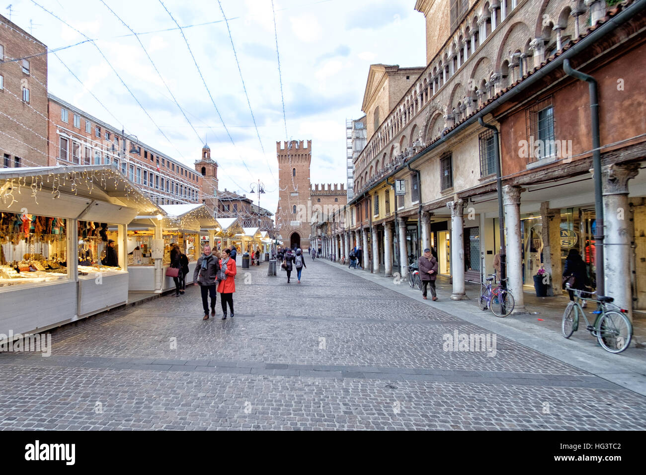Ferrara, Italia - 29 dicembre 2016: Piazza Trento Trieste a Ferrara, Italia. Mercatini di Natale che si svolge nella piazza nel centro storico di Foto Stock