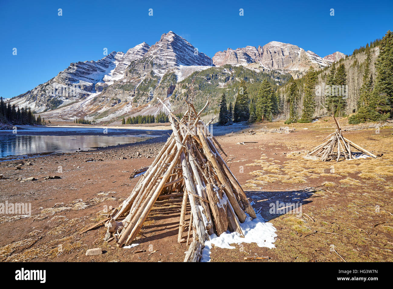 Campeggio di montagna con preparati falò a Maroon Bells, Aspen in Colorado, Stati Uniti d'America. Foto Stock