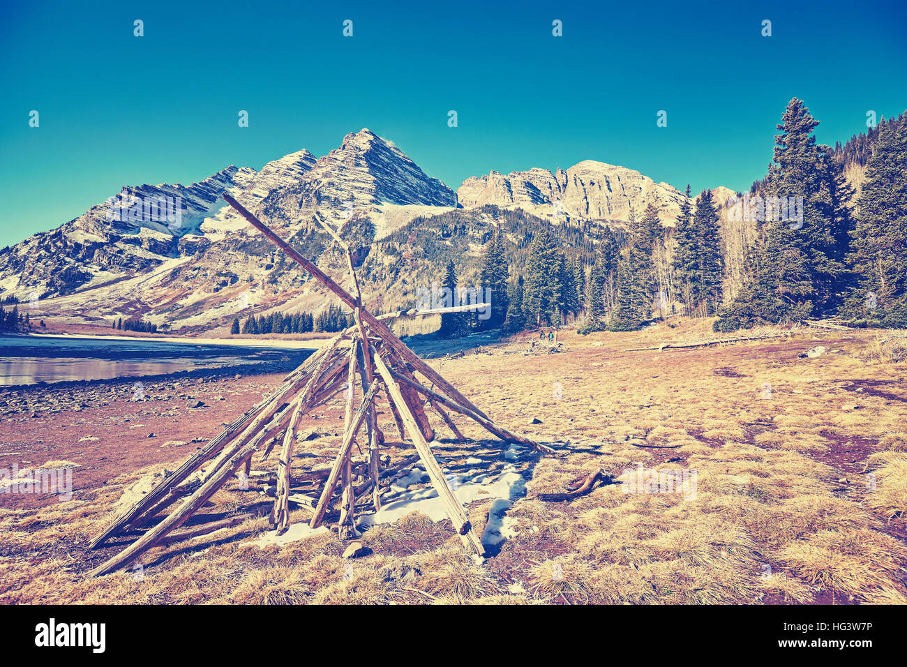 Vintage nei toni del campeggio di montagna con il fuoco a Maroon Bells, Aspen in Colorado, Stati Uniti d'America. Foto Stock