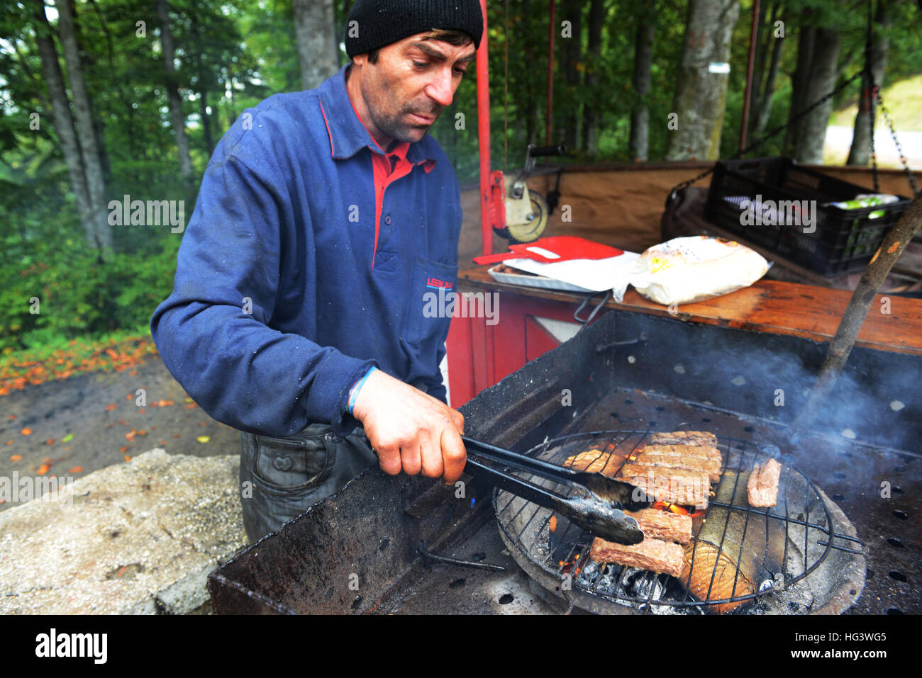 La grigliatura tradizionale Rumena Mititei ( kebab macinata ). Foto Stock