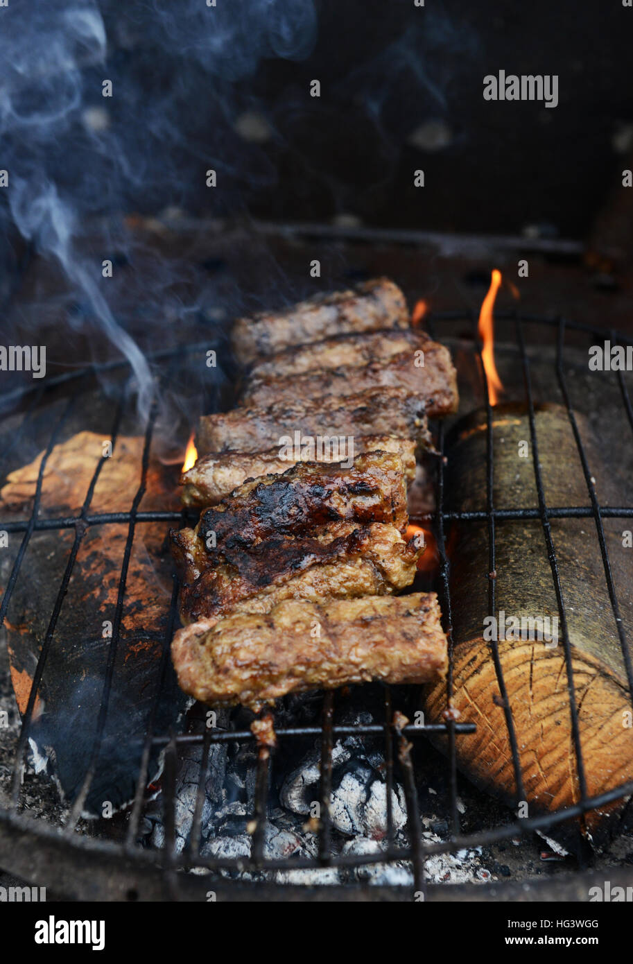 La grigliatura tradizionale Rumena Mititei ( kebab macinata ). Foto Stock